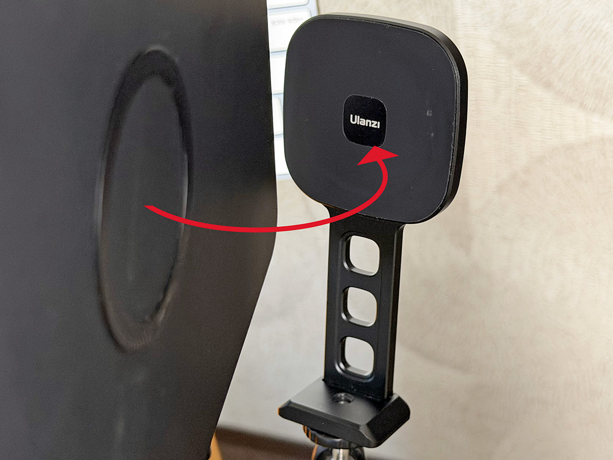 UlanziのMagSafeマウントに磁力で固定