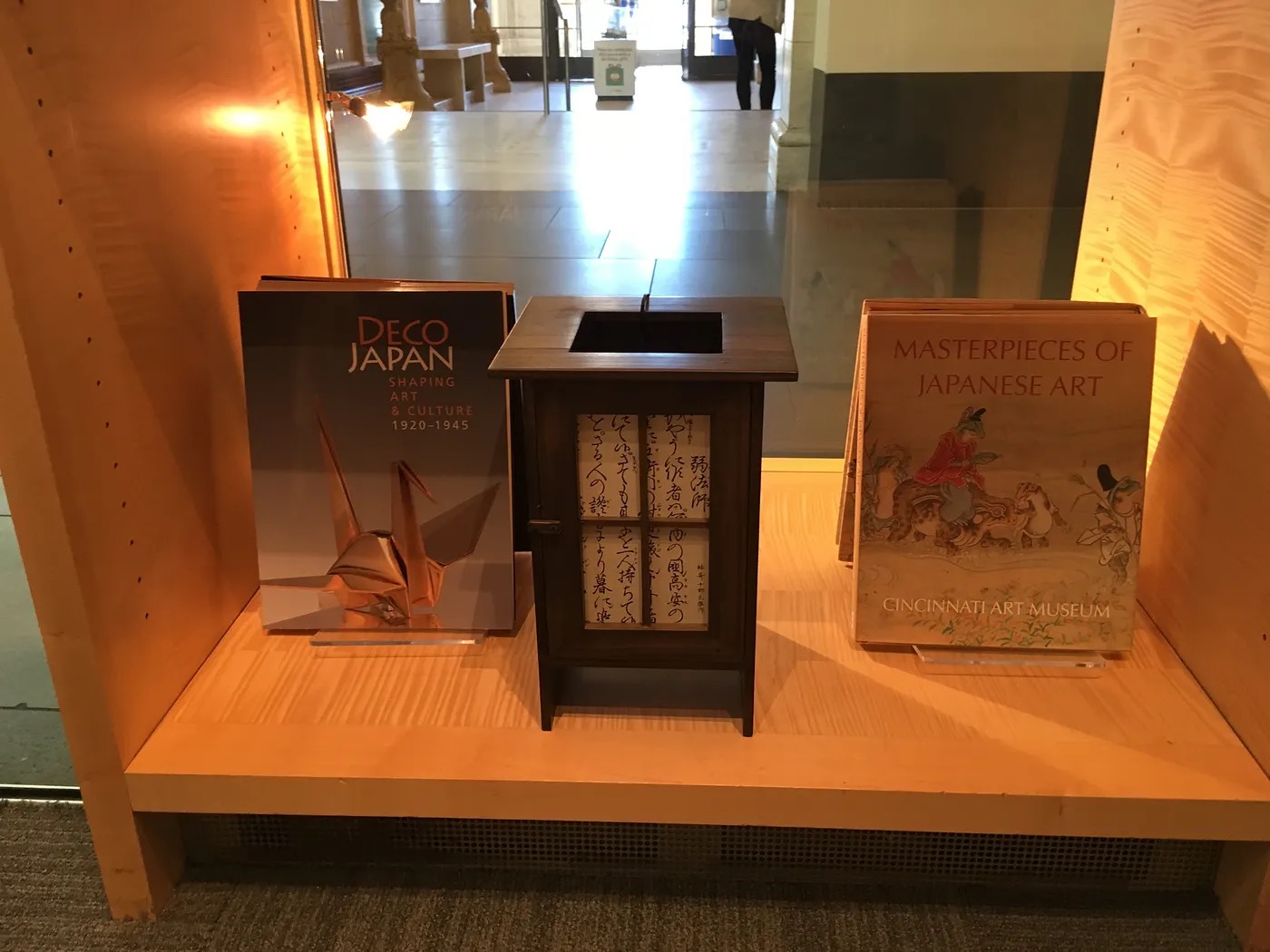 パネルには漆器の材料や製造工程、環境などが説明されている