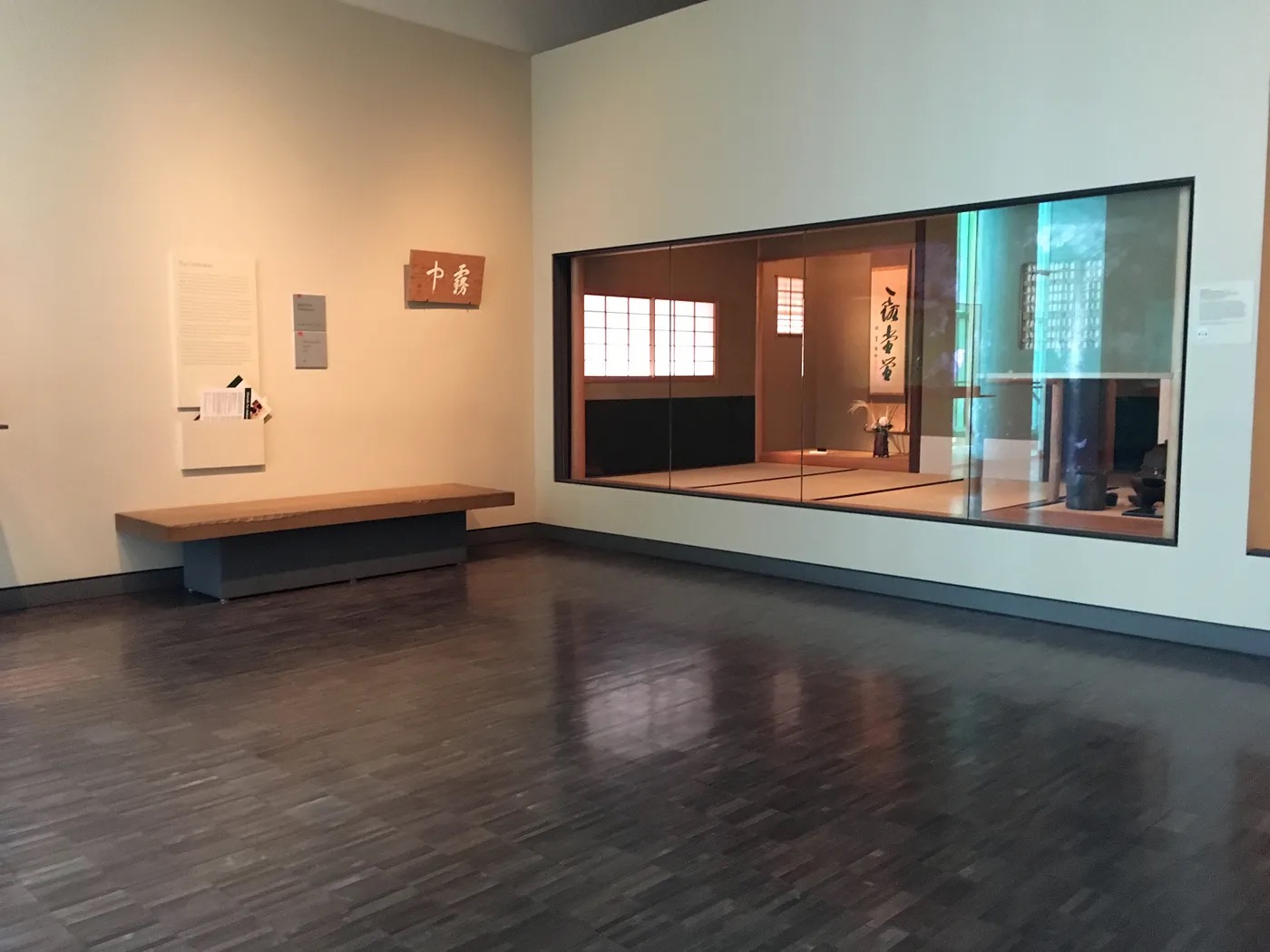 館内の案内パンフレット、右はミュージアムショップで買った絵はがきとレターセット（左上は狩野祐雪（元信の子）？、右上 柴田是真、下は山本梅逸）